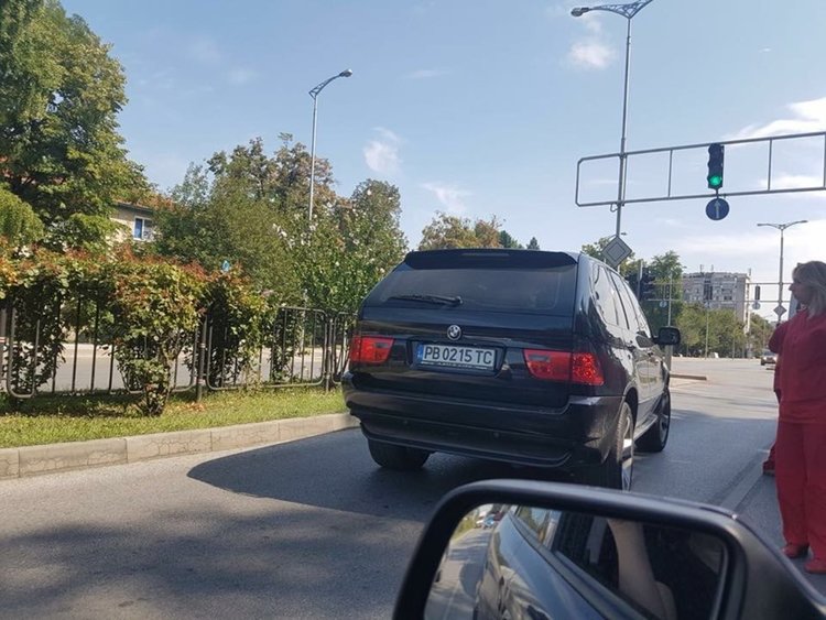 Шофьор на джип наби пациент с инсулт в линейка и съпругата му
