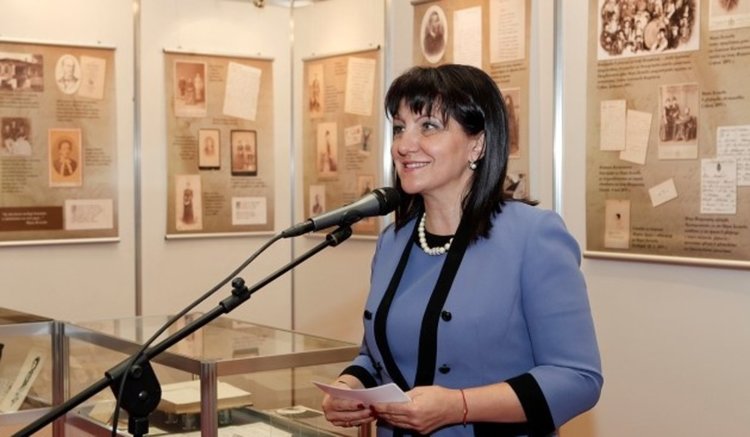 Цвета Караянчева откри изложба, посветена на 150-ата годишнина от рождението на поетесата Мара Белчева