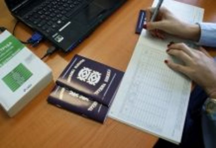 Кандидатка за пенсия се сдоби с фалшива трудова книжка и попадна под ударите на закона