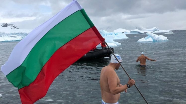 Стойчев развя българското знаме в ледените води на Антарктида 