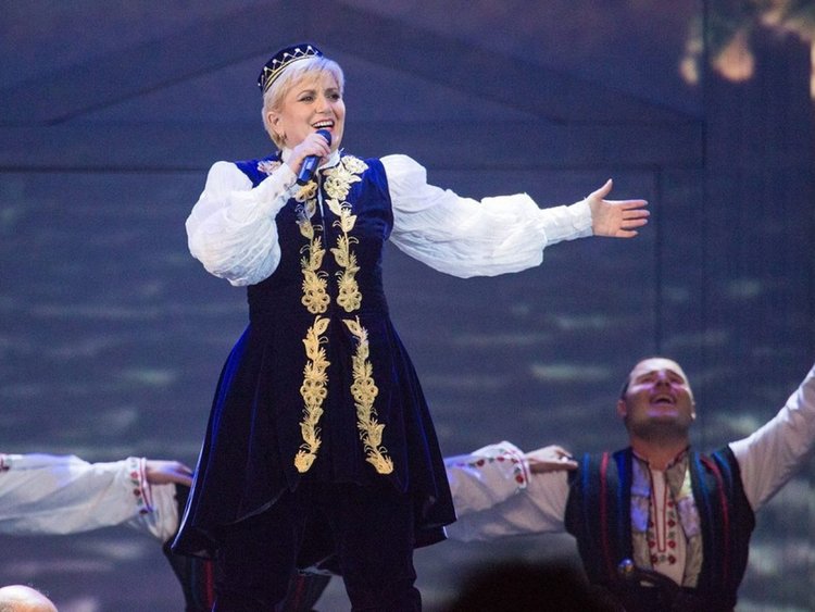 Николина Чакърдъкова носи настроение на площад “Свобода“ за Новата година