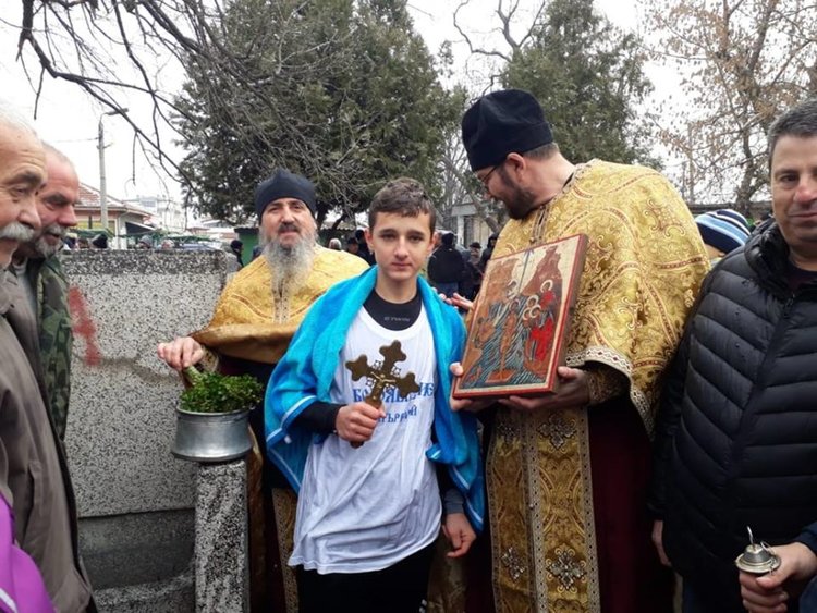 Мъжете се хвърлиха в студа за Богоявленския кръст