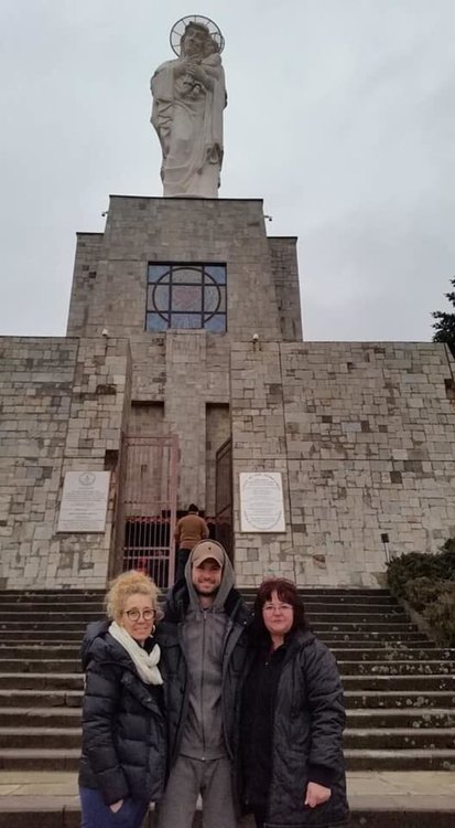 Григор Димитров запали свещ за здраве в параклиса под Богородица