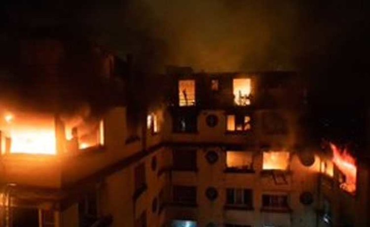 Арестуваха жена за пожара в центъра на Париж