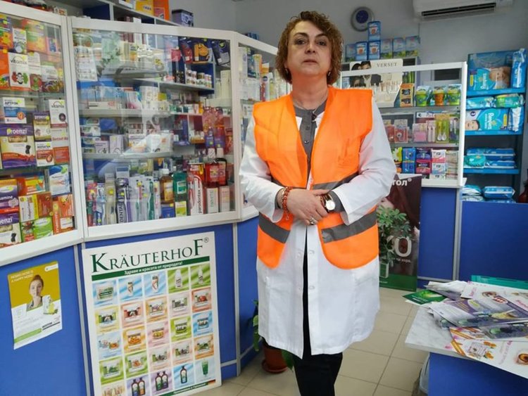 Фармацевти от Първомай сложиха жилетки и се присъединиха към протеста на колегите си