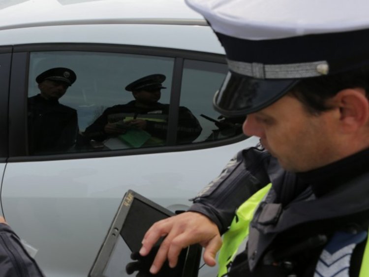 Два автомобила предизвикаха катастрофи, други два буса изгоряха