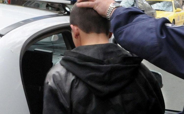 Задържаха 15-годишен, задигнал 20 бали слама