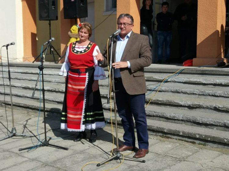 Кмет и кметица искаха прошка от караджаловци