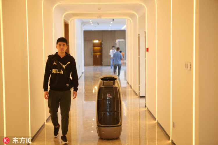 Хотелът, в който роботите носят храна и чисти кърпи (видео)