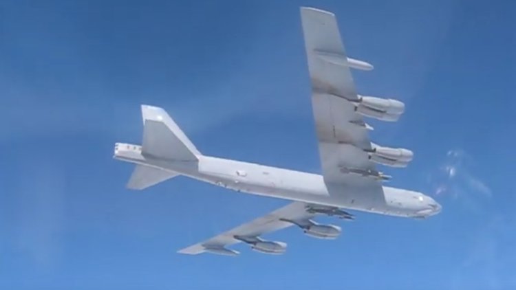 Руски Су-27 придружават американски B-52 над неутрални води в Балтийско море