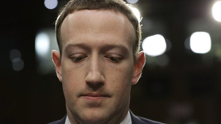 Facebook "неволно изтеглил" мейл контактите на 1,5 млн. души 
