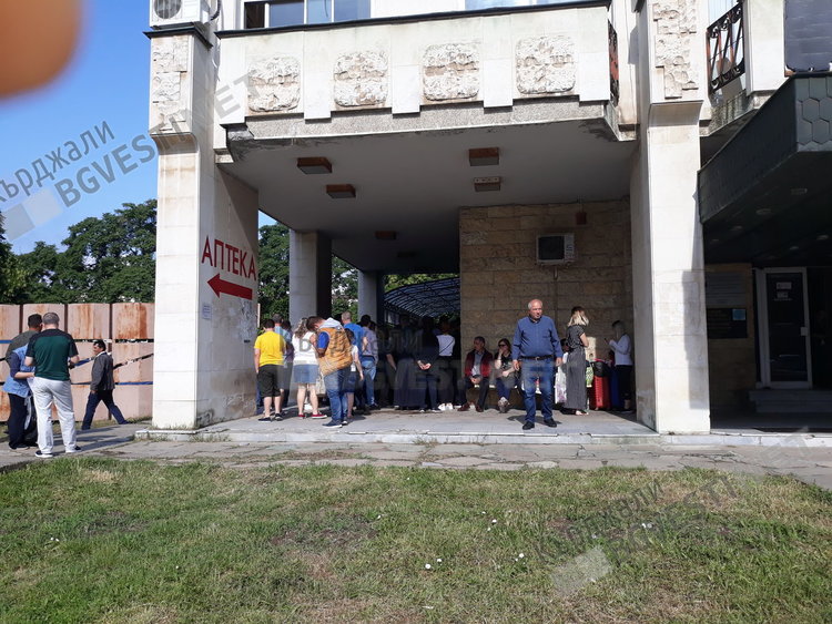 Опашки от изселници се вият пред Паспортна от 3 часа сутринта