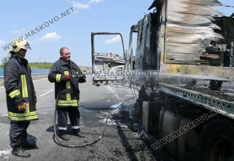 Тир се запали в движение на магистралата