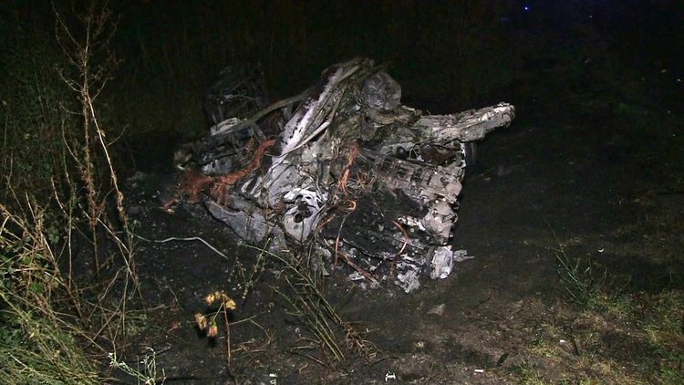 20-годишен загина, двама ранени след удар на БМВ в стълб, дървета и гараж