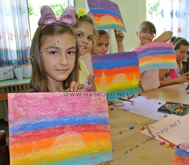 Изгревът и морето в декупажи и рисунки в Младежкия център