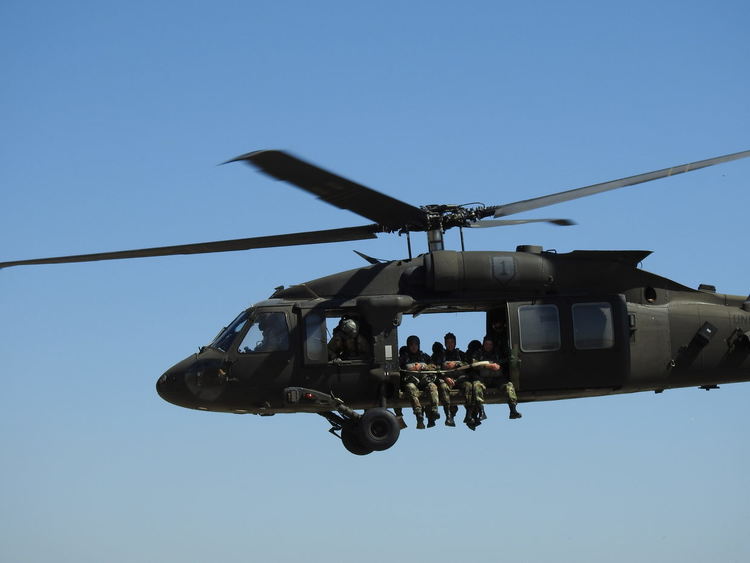 Наши спецсили тренират парашутни скокове от UH-60 "Black Hawk" на Чешнигирово