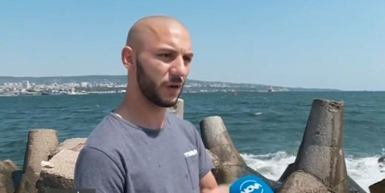 Млад мъж спаси 2 деца от удавяне на вълнолома в „Аспарухово”