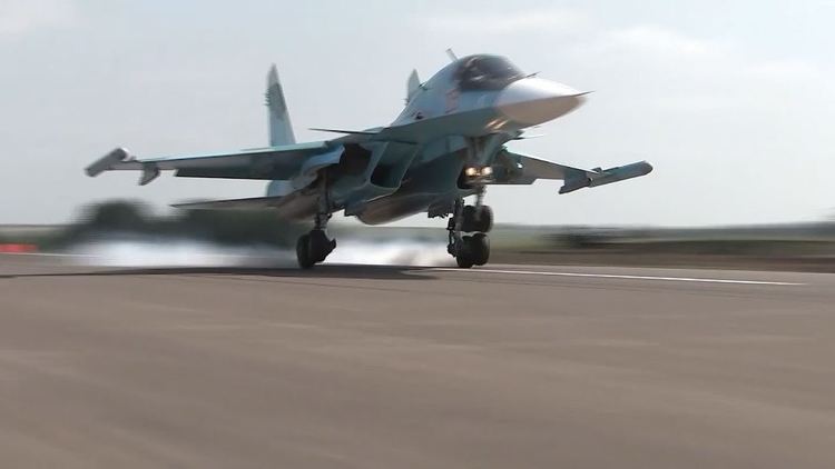 Руски изтребители Су-34 и транспортни Ан-26 кацат на магистрала (видео)