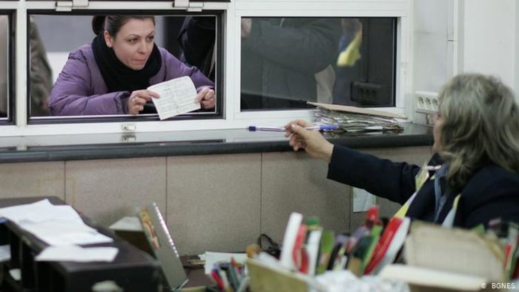 Държавният служител трябва да е усмихнат и учтив. Особено преди избори. 