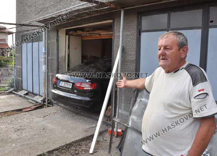 Ауди паркира в чужд гараж при катастрофа, пострада таксиметров шофьор