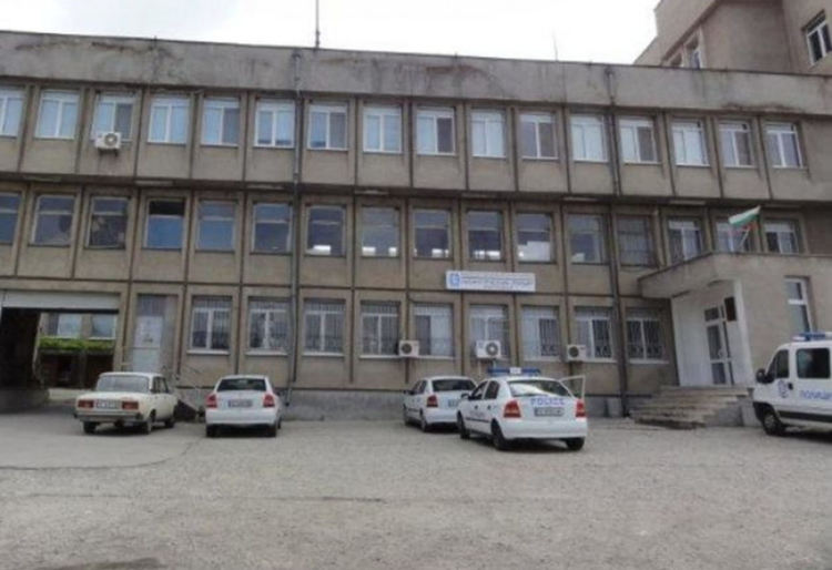Млада жена се опита да регистрира краден "Мерцедес" в Кърджали