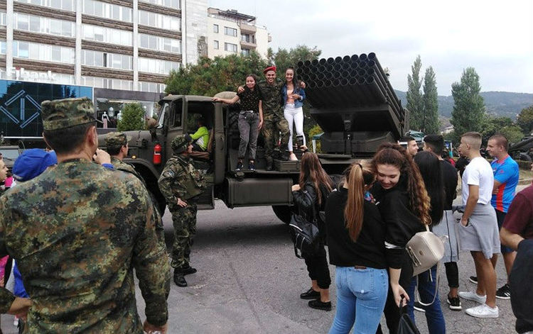 Стотици посетиха събитията от кампанията „Бъди войник“ в Асеновград