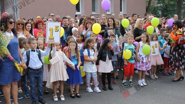 Родителите на първолаци, които не са в клас връщат еднократната помощ 