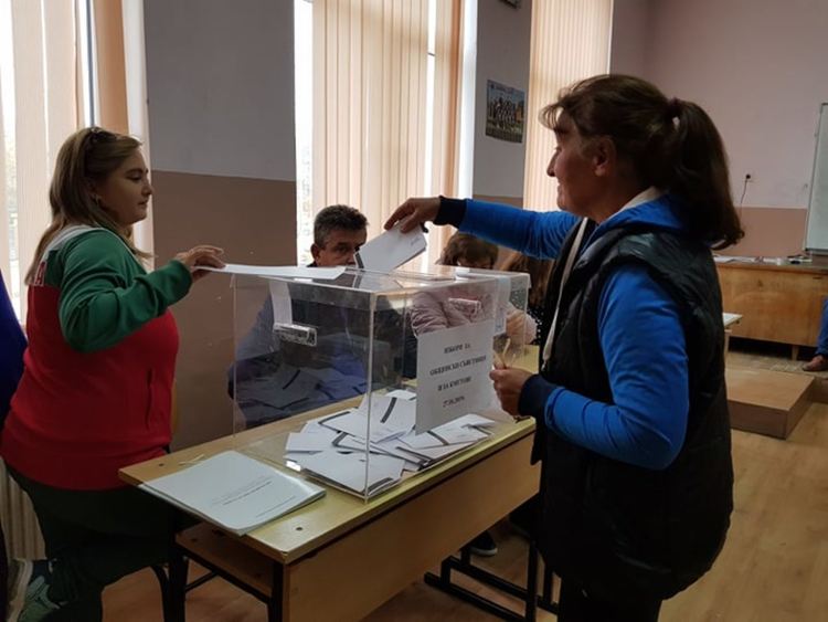 Изборният ден започна без проблеми в Първомайска община