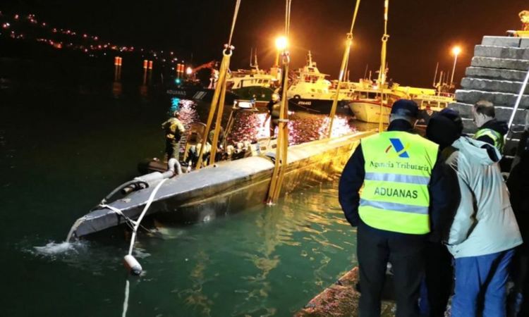 Извадиха подводницата, заловена край Испания с три тона кокаин (видео)