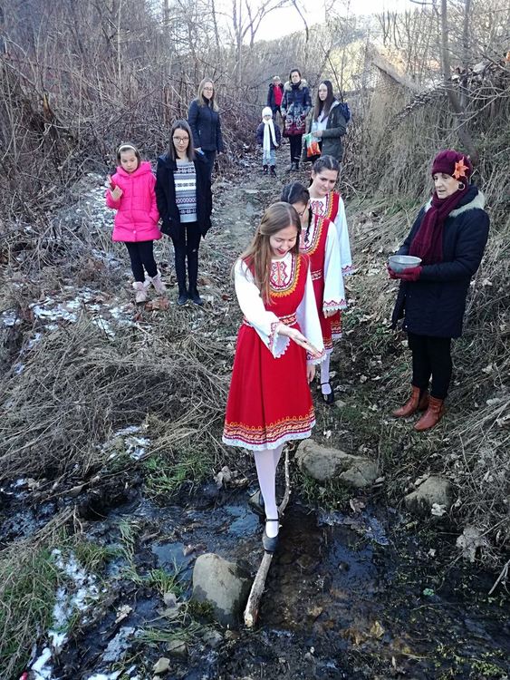 В Могилица възстановиха древен ритуал за Водици, девойки гадаят за кого ще се омъжат