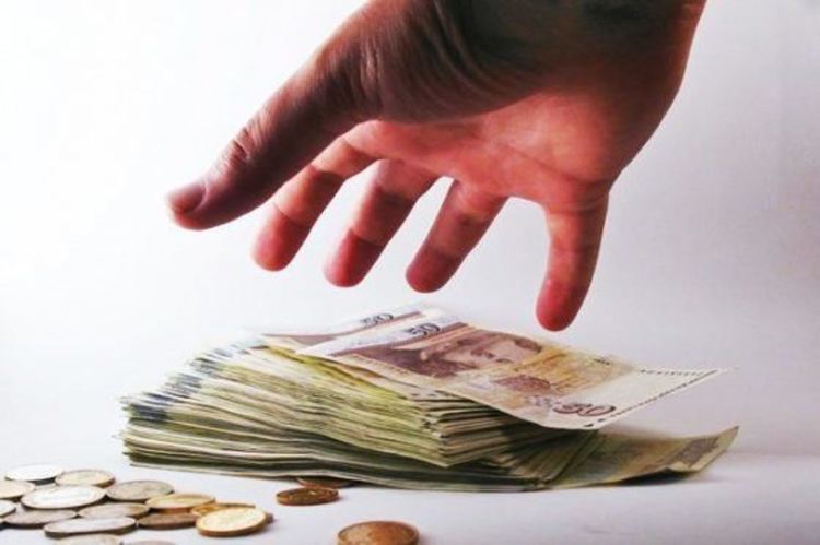 Банките продължават да вдигат таксите: нови повишения от средата на януари и през февруари