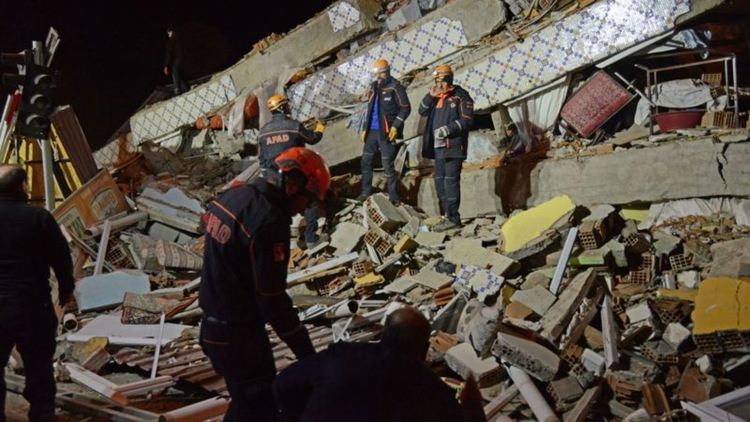 Най-малко 19 загинаха, 900 са ранени от земетресението в Турция