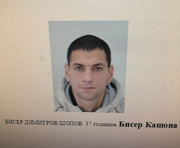 Полицията издирва четирима за извършено тежко престъпление (Снимки)