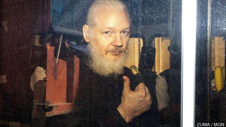 Асандж търси убежище във Франция 