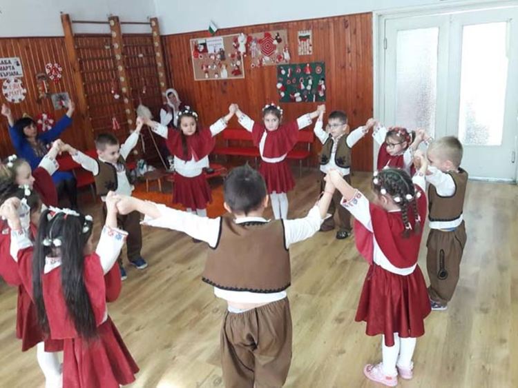 Посрещнаха Баба Марта и в детската градина в Черноочене