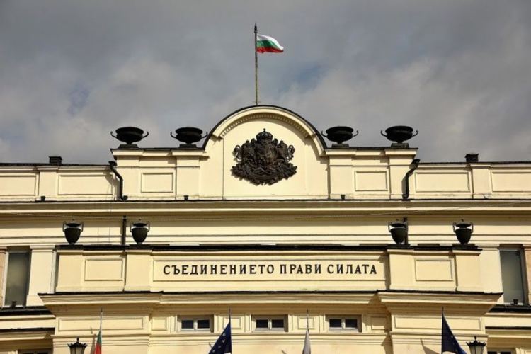 Заплати, отпуски и обезщетения при спиране на работа - законът за извънредното положение