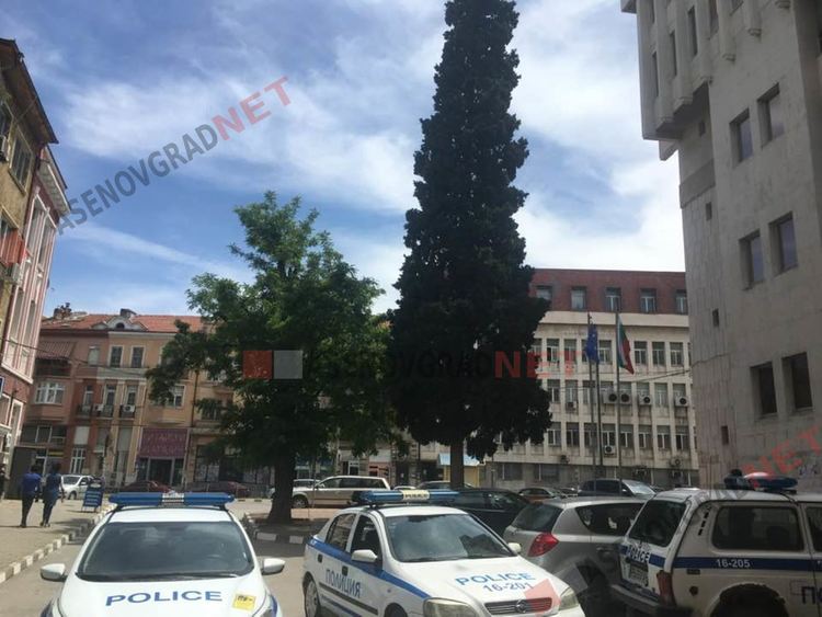 Двама се напънаха да крадат от магазин на Кооперативния пазар, спипаха ги бързо