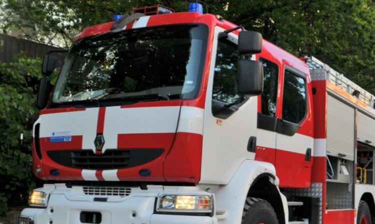 Четири човека са били евакуирани при пожар в къща