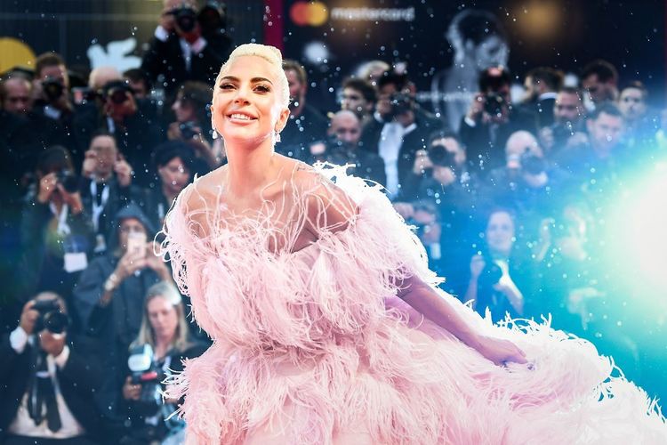 Лейди Гага е лице на новия парфюм на Valentino