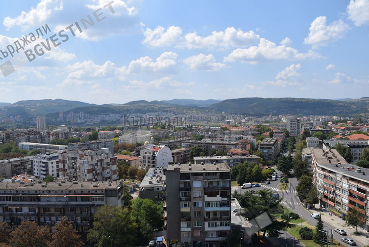 Променлива облачност над Кърджали, ветровито