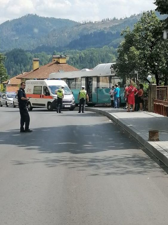 Градски автобус катастрофира в Смолян, на водача му прилошава