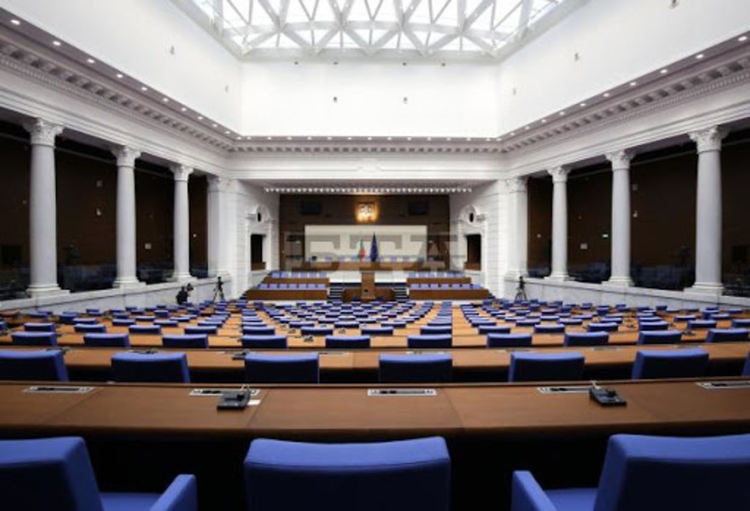 Парламентът не събра кворум и няма да заседава днес