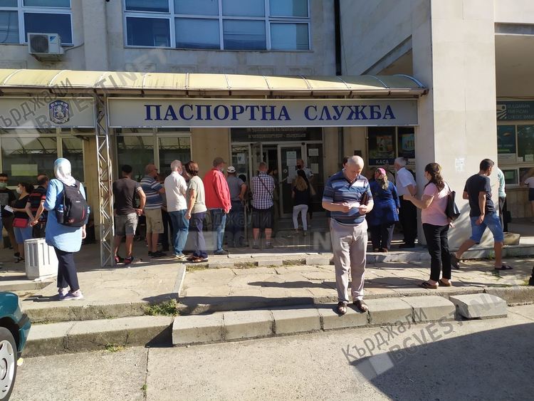 Паспортните служби в областта ще работят и в събота, заради наплива от граждани
