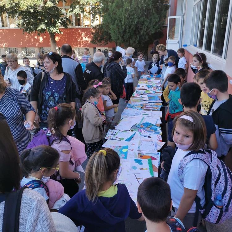 Първолаци с благотворителен базар за набиране на средства за люлка-везна в Димитровград