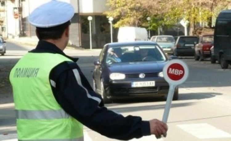 Закопчаха шофьор с 2,3 промила и водач с два вида дрога