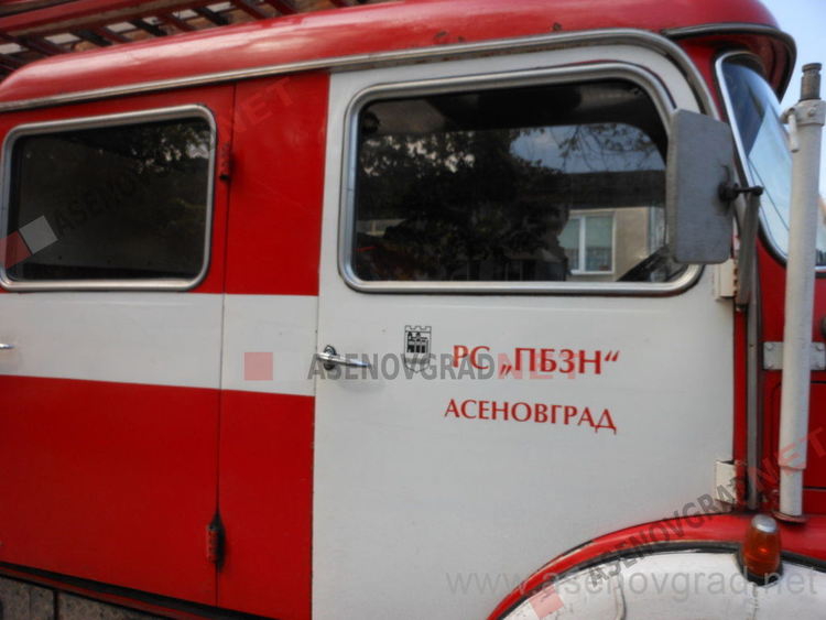 Лек автомобил изгоря напълно в квартал "Изток" в Асеновград 