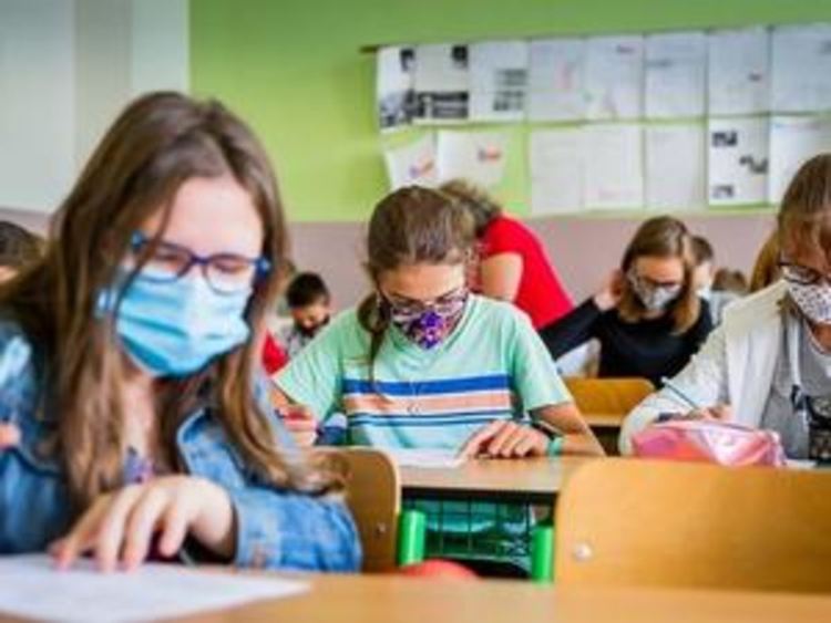 Обмислят връщането на големите ученици в клас още на 18-ти януари