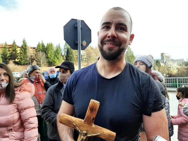 32-годишният Христо Герджиков хвана Богоявленския кръст в Смолян