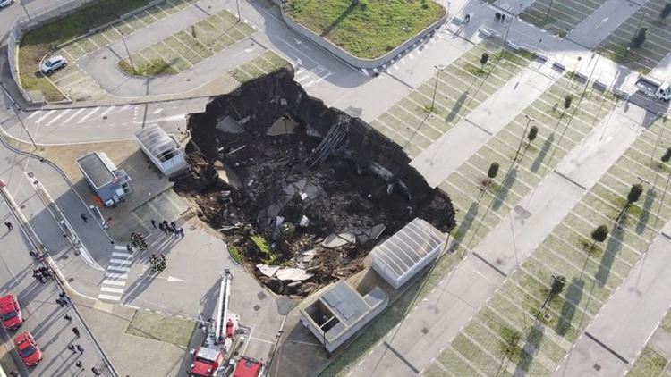 Кратер зейна в двора на болница в Неапол
