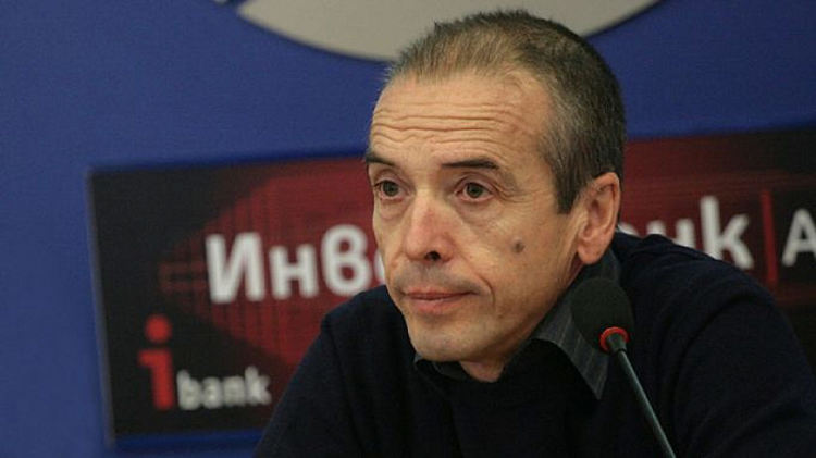 Доц. Мангъров: Нещата у нас ще приключат, преди да се натуткаме с ваксините